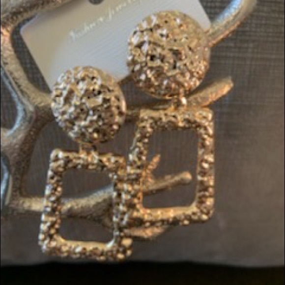 Earring - Picture 3 of 5